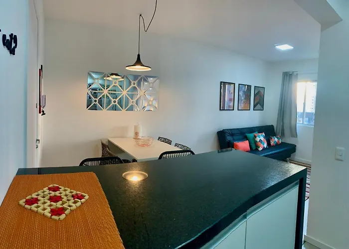 707- Apartamento Encantador, amplo e decorado, quarto, sala, cozinha, mobiliario moderno, cozinha completa com utensílios , Excelente vista da cidade e localização privelegiada no bairro Bigorrilho