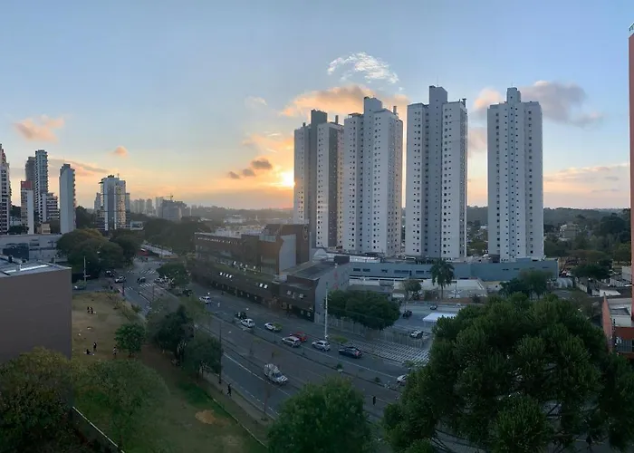 707- Apartamento Encantador, amplo e decorado, quarto, sala, cozinha, mobiliario moderno, cozinha completa com utensílios , Excelente vista da cidade e localização privelegiada no bairro Bigorrilho